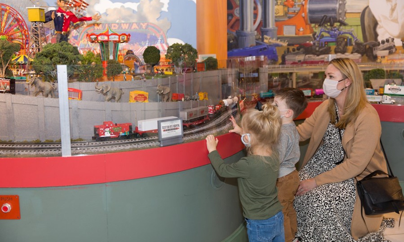 People view train models at a train exhibition in Dallas, Texas, the United States, on Nov. 16, 2020.(Photo: Xinhua)