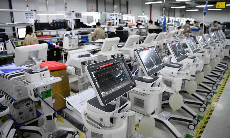 Employees produce ventilators at Mindray Bio-Medical Electronics Co., Ltd., a medical device manufacturer based in Shenzhen, south China's Guangdong Province, March 31, 2020.(Photo: Xinhua)