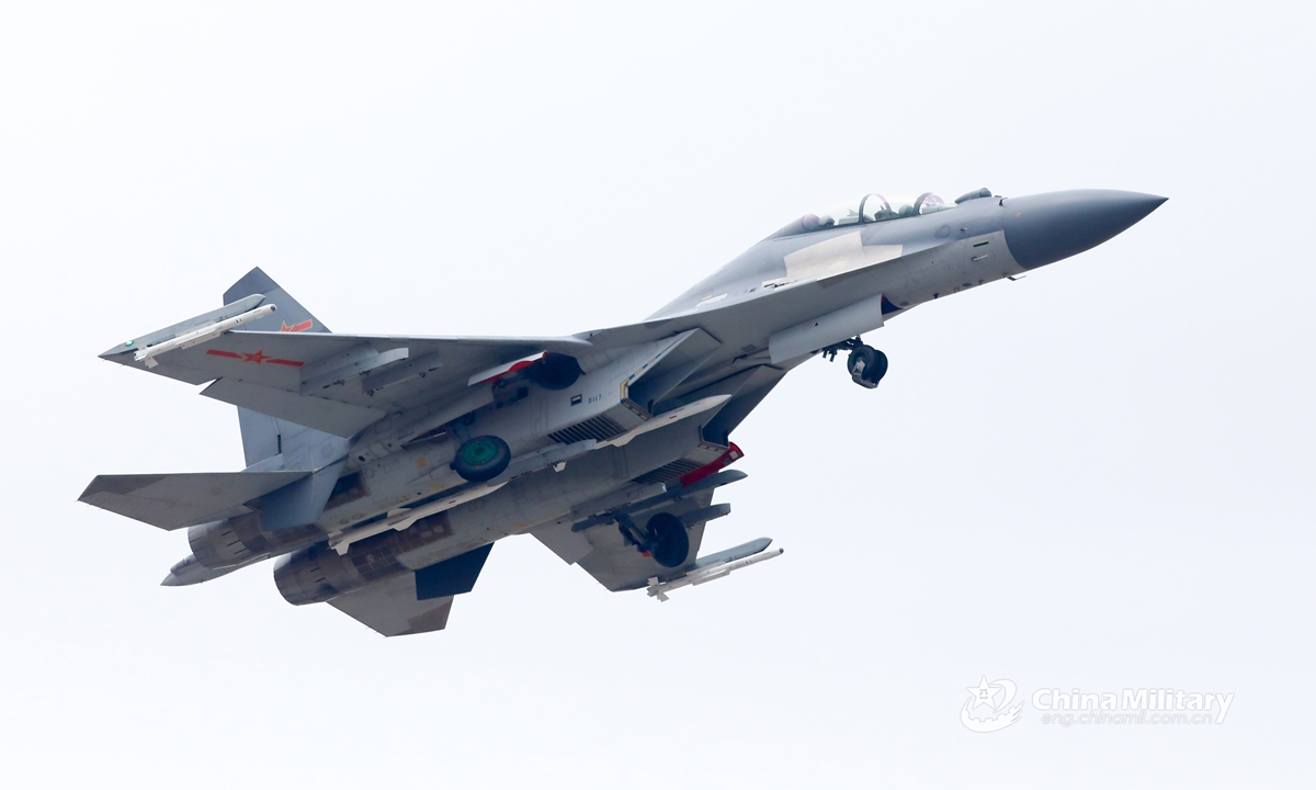 Un avión de combate J-16 adjunto a una brigada de aviación de la fuerza aérea bajo el Comando del Teatro Oriental del EPL se eleva hacia el cielo durante múltiples salidas de entrenamiento el 16 de febrero de 2021 (eng.chinamil.com.cn/Foto de Li Yehong).