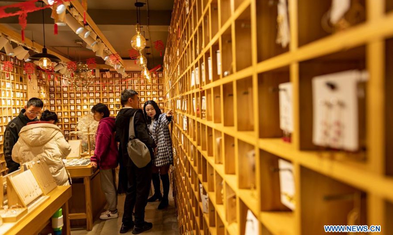 Tourists select accessories in the old town of Dali, southwest China's Yunnan Province, March 3, 2021. The charming night view of the old town of Dali attracts a lot of tourists.Photo:Xinhua