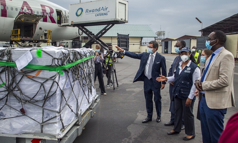 Rwandan Minister of Health Daniel Ngamije (1st R) looks at the COVID-19 vaccines at the Kigali International Airport in Kigali, capital city of Rwanda, March 3, 2021. Rwanda on Wednesday morning received the first shipment of COVID-19 vaccines from COVAX.(Photo: Xinhua)