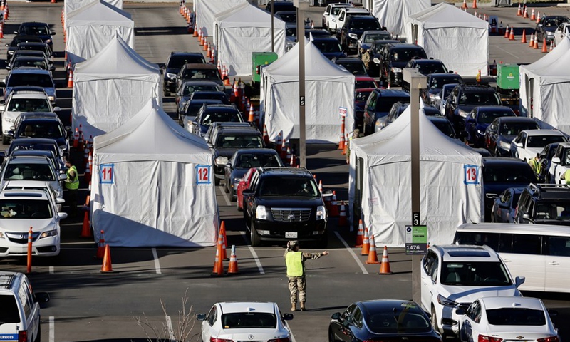 Members of the National Guard help motorists check at a COVID-19 vaccination site on the campus of California State University of Los Angeles in Los Angeles County, California, the United States, Feb. 22, 2021.(Photo: Xinhua)