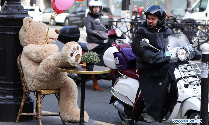 A man riding a motorbike looks at a giant teddy bear outside a restaurant in Paris, France, March 3, 2021. Giant teddy bears are seen at a restaurant which offers take away services in Paris. Restaurants, bars and cafes haved been all forced to shut down when the country entered into its second lockdown on Oct. 30, 2020. Photo:Xinhua