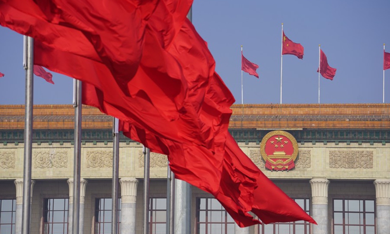 Photo taken on May 22, 2020 shows flags on the Tian'anmen Square and atop the Great Hall of the People in Beijing, capital of China. (Xinhua/Xing Guangli)
