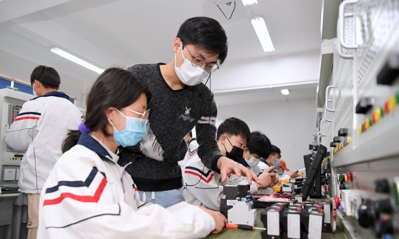 A teacher guides students from northwest China's Ningxia Hui Autonomous Region at SCUD Senior Technical School in Fuzhou, southeast China's Fujian Province, March 4, 2021. Photo:Xinhua