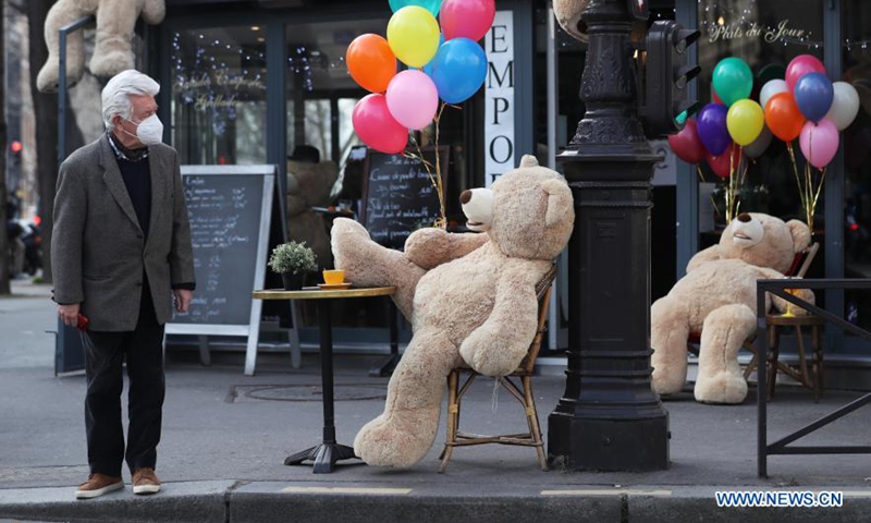 A man looks at giant teddy bears outside a restaurant in Paris, France, March 3, 2021. Giant teddy bears are seen at a restaurant which offers take away services in Paris. Restaurants, bars and cafes haved been all forced to shut down when the country entered into its second lockdown on Oct. 30, 2020.  Photo:Xinhua