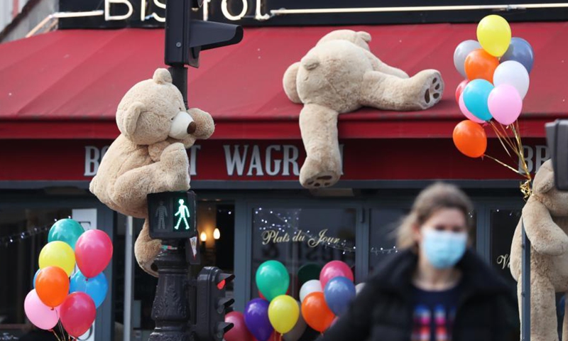 A woman walks past giant teddy bears outside a restaurant in Paris, France, March 3, 2021. Giant teddy bears are seen at a restaurant which offers take away services in Paris. Restaurants, bars and cafes haved been all forced to shut down when the country entered into its second lockdown on Oct. 30, 2020.  Photo:Xinhua