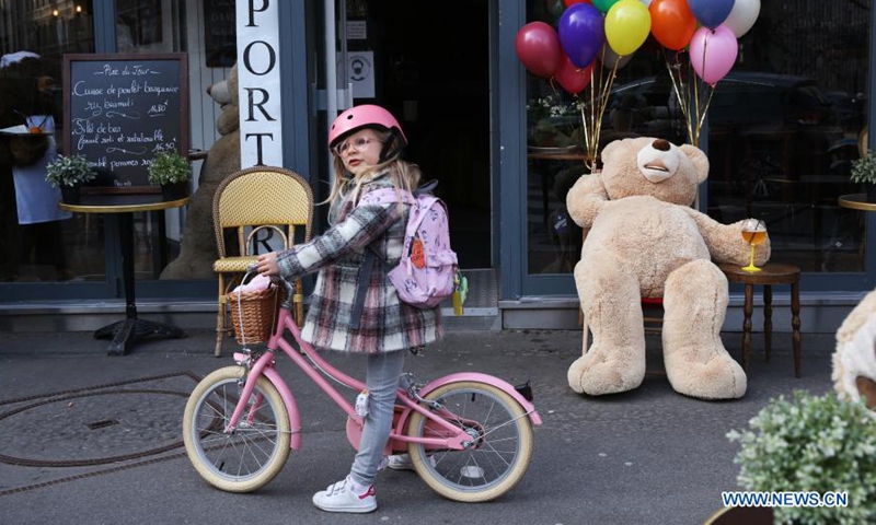 A little girl passes by a giant teddy bear outside a restaurant in Paris, France, March 3, 2021. Giant teddy bears are seen at a restaurant which offers take away services in Paris. Restaurants, bars and cafes haved been all forced to shut down when the country entered into its second lockdown on Oct. 30, 2020. Photo:Xinhua