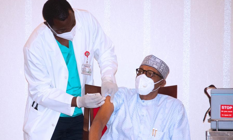 Nigerian President Muhammadu Buhari (R) receives a dose of COVID-19 vaccine at the Presidential Villa in Abuja, Nigeria, on March 6, 2021. Nigerian President Muhammadu Buhari, together with his deputy, Yemi Osinbajo, received first doses of the AstraZeneca COVID-19 vaccine Saturday, urging Nigerians to do the same. The country on Tuesday received 3.94 million doses of COVID-19 vaccines, the much-awaited first batch of vaccines from the COVAX Facility.(Photo: Xinhua)