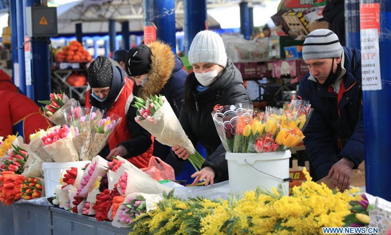 People select flowers at a flower market in Minsk, Belarus, March 6, 2021.(Photo: Xinhua)