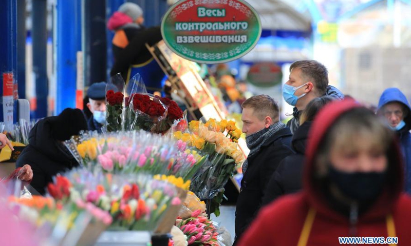 People select flowers at a flower market in Minsk, Belarus, March 6, 2021.(Photo: Xinhua)