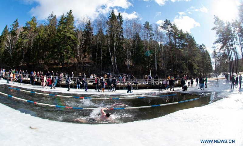 Swimmers take part in a winter swimming race on the Green Lake in Vilnius, Lithuania, on March 6, 2021. A 25-meter winter swimming race was held here on Saturday.Photo:Xinhua