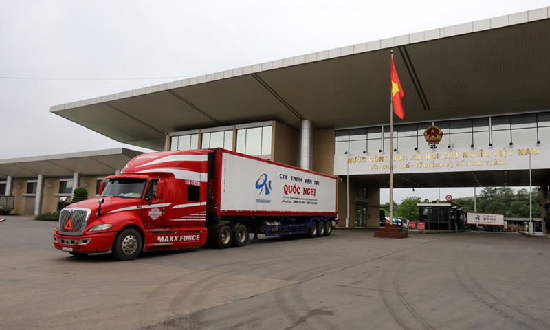 Photo taken on May 27, 2020 shows a container truck carrying Vietnamese lychees exported to China at Kim Thanh II International Border Gate in Vietnam's northern Lao Cai province, which borders China.(Photo: Xinhua)