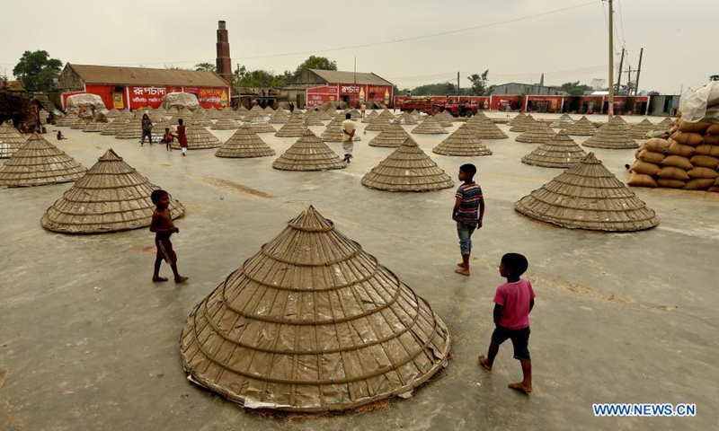 Photo taken on March 7, 2021 shows piles of paddy crops covered in cones in a yard of a rice mill in Brahmanbaria, 109 kilometers northeast of capital Dhaka, Bangladesh. Photo: Xinhua
