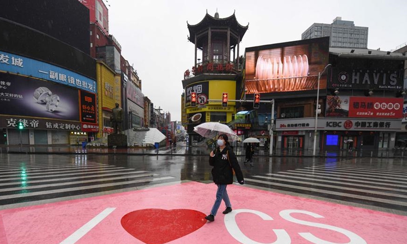 中国中部湖南省长沙市黄兴路与解放西路交汇处的斑马线被涂成粉红色，以庆祝2021年3月8日国际妇女节。（照片：中国新闻社/杨华峰）