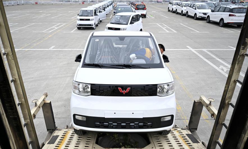 A worker drives a new energy vehicle into a transport vehicle at a logistics park in Liuzhou, south China's Guangxi Zhuang Autonomous Region, March 8, 2021. Liuzhou is a famous automobile industrial base. In recent years, local new energy automobile industry has seen vigorous development.Photo:Xinhua