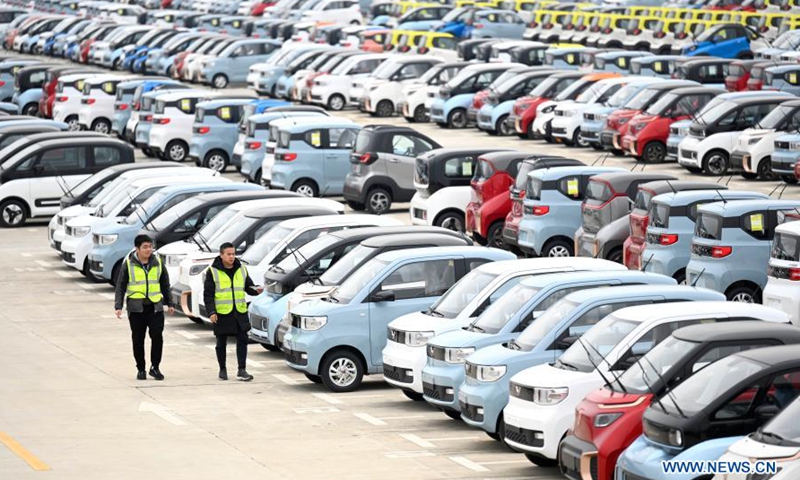 Workers check new energy vehicles at a logistics park in Liuzhou, south China's Guangxi Zhuang Autonomous Region, March 8, 2021. Liuzhou is a famous automobile industrial base. In recent years, local new energy automobile industry has seen vigorous development.Photo:Xinhua