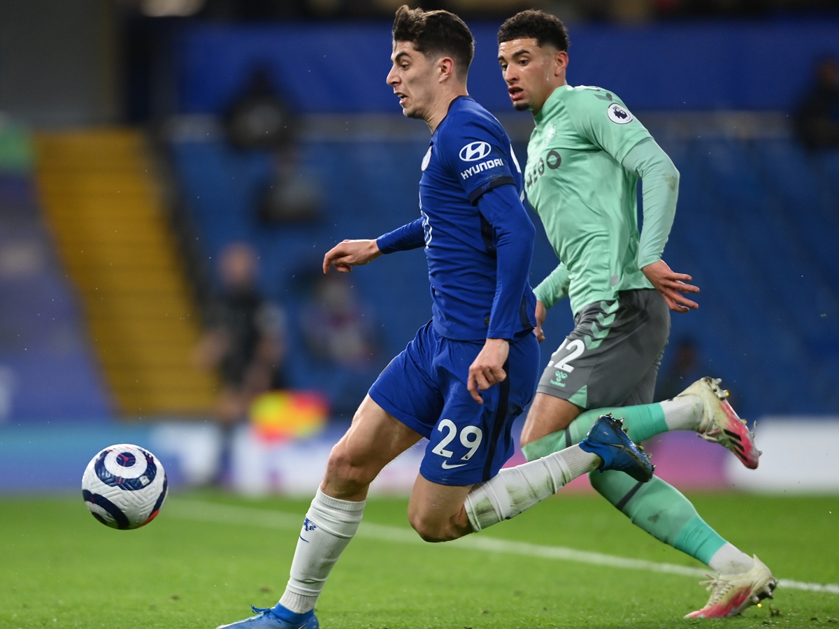 Kai Havertz (left) of Chelsea drives the ball during the Premier League match between Chelsea and Everton on Monday in London, England. Photo: VCG