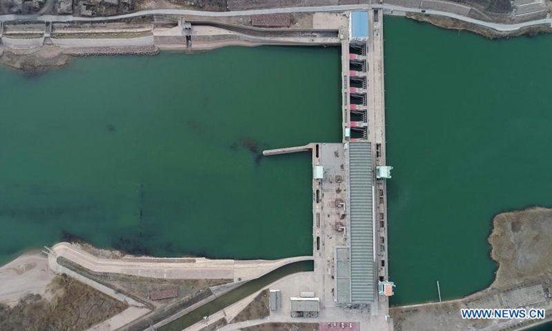 Aerial photo taken on March 4, 2021 shows a view of the Shapotou water control project in Zhongwei, northwest China's Ningxia Hui Autonomous Region. The Ningxia section of the Yellow River runs 397 kilometers. During the past years, Ningxia has been promoting the ecological development. Currently, over 500,000 mu (about 33,333 hectares) wetland has been recovered in Ningxia, with the total wetland area covering 3.1 million mu (about 206,667 hectares). (Photo: Xinhua)