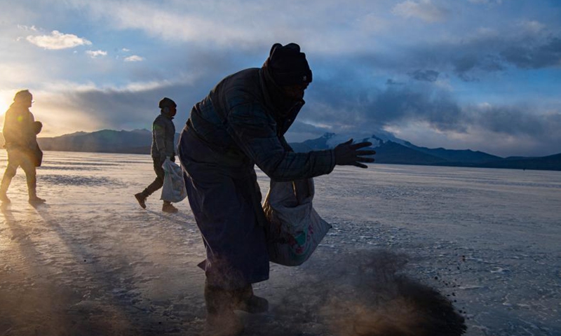 Villagers spread cow dung and stove ashes to make a safe path on the frozen Puma Yumco Lake, southwest China's Tibet Autonomous Region, March 6, 2021.Photo:Xinhua