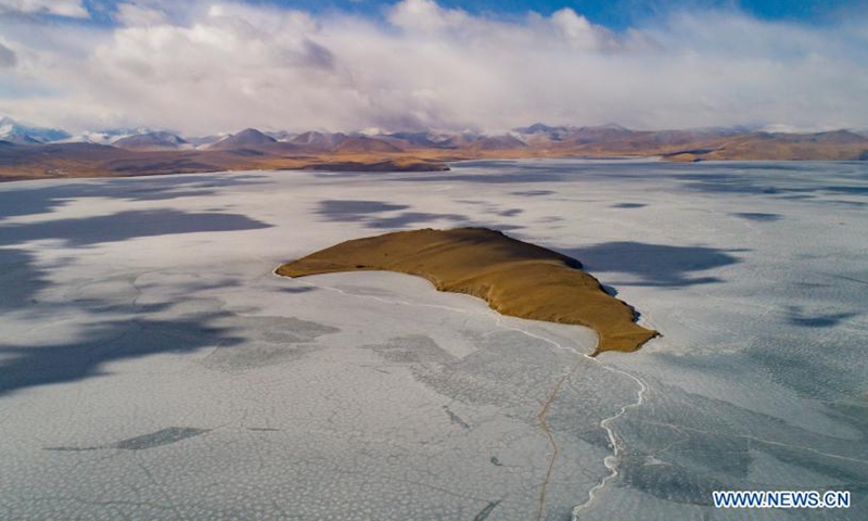 Aerial photo taken on March 6, 2021 shows an island on the frozen Puma Yumco Lake, southwest China's Tibet Autonomous Region.Photo:Xinhua