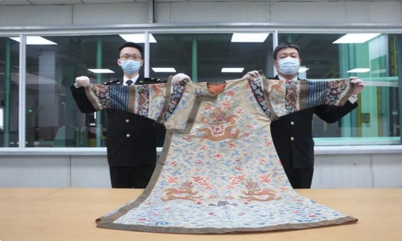 An imperial robe from the Qing Dynasty (1644-1911) seized by Hangzhou International Airport in East China's Zhejiang Province