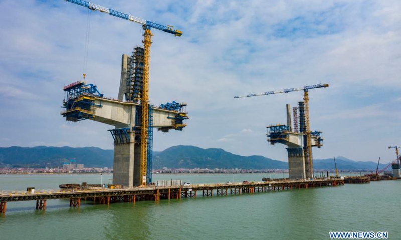 Aerial photo taken on March 10, 2021 shows the construction site of Meizhou Bay cross-sea bridge of the Fuzhou-Xiamen high-speed railway in southeast China's Fujian Province. Main towers of the bridge have been topped off on Wednesday. The 14.7-km-long bridge is part of the province's Fuzhou-Xiamen high-speed railway, which is expected to be put into operation in 2022.Photo:Xinhua