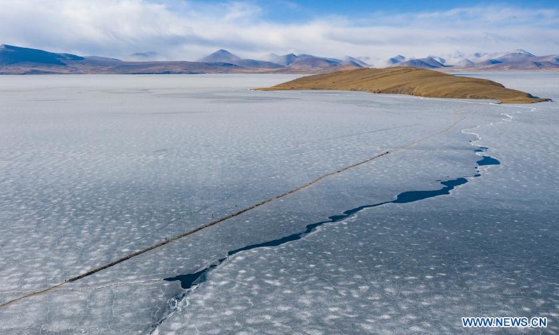 Aerial photo taken on March 6, 2021 shows a herd of sheep walking along a safe path on the frozen Puma Yumco Lake during their annual migration in southwest China's Tibet Autonomous Region.Photo:Xinhua