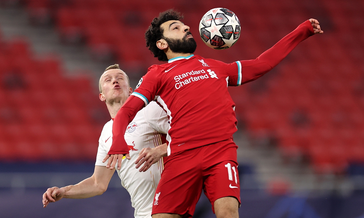 Lukas Klostermann (left) of RB Leipzig battles for possession with Mohamed Salah of Liverpool on Wednesday in Budapest, Hungary. Photo: VCG
