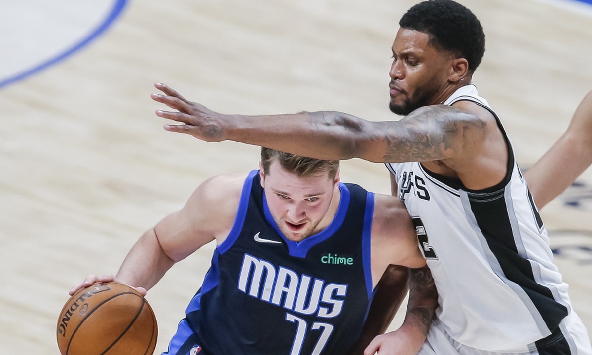Dallas Mavericks guard Luka Doncic (left) works against San Antonio Spurs forward Rudy Gay on Wednesday in Dallas. Photo: IC
