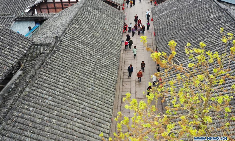 Aerial photo taken on March 10, 2021 shows tourists visiting the ancient city of Shuangjiang in the Tongnan district of Chongqing, southwest China.  The Ancient City of Shuangjiang, located in Tongnan District in Chongqing, was built at the end of the Ming Dynasty (1368-1644) and the beginning of the Qing Dynasty (1644-1911).  In recent years, the local authority has restored the city to its original appearance (Photo: Xinhua)