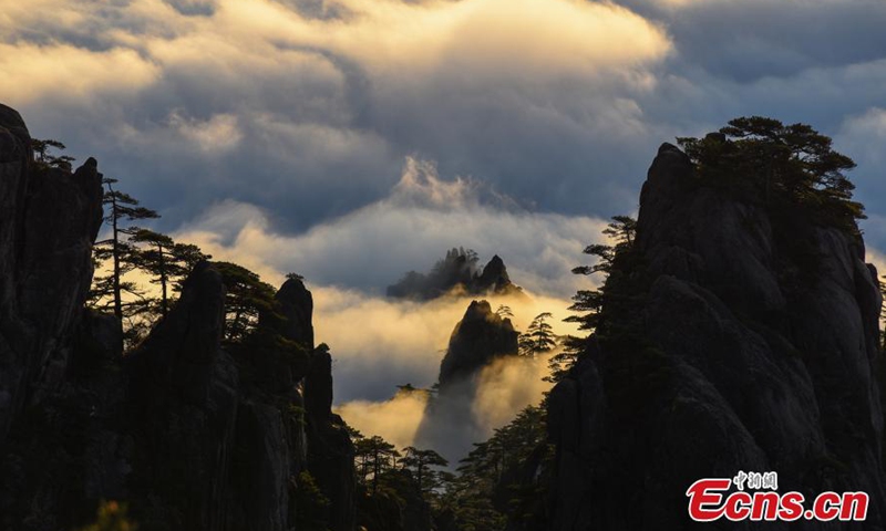 A beautiful sea of clouds occurs after a rainfall at the Huangshan Mountain scenic area in Anhui on March 10. The morning sun warmed the sea of clouds to a radiant glow.Photo:China News Service