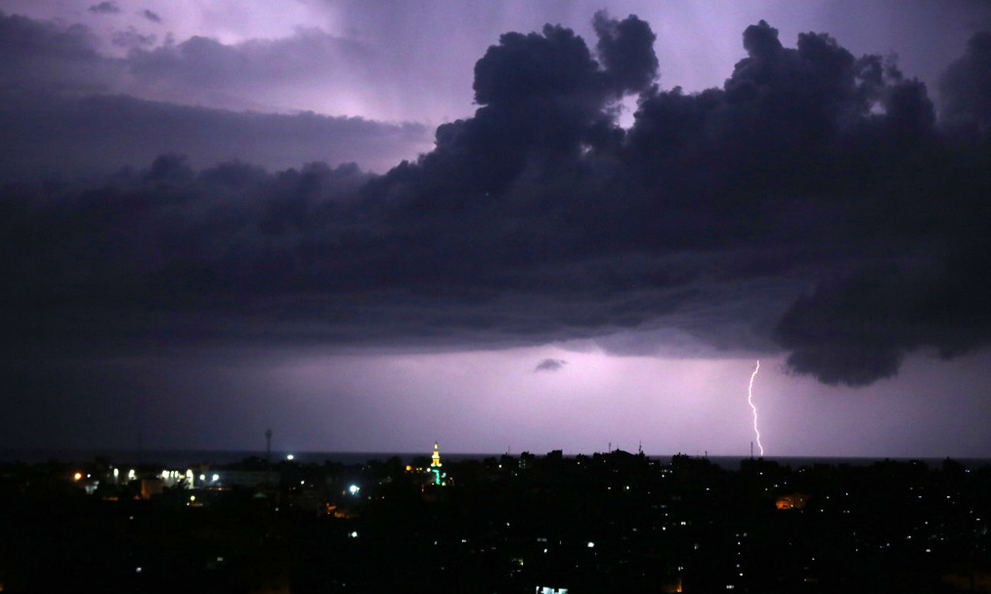 Lightning strikes are seen in the sky during a rainstorm, in Khan Younis in the southern of Gaza strip, on November 15, 2020. Photo: IC 