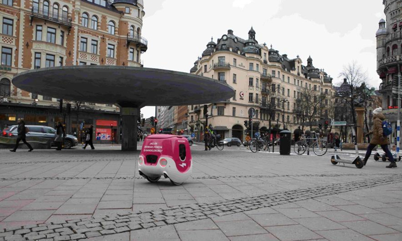Doora, a self-driving home delivery robot, is seen during a test run in Stockholm, Sweden, March 11, 2021. (Photo:Xinhua) 