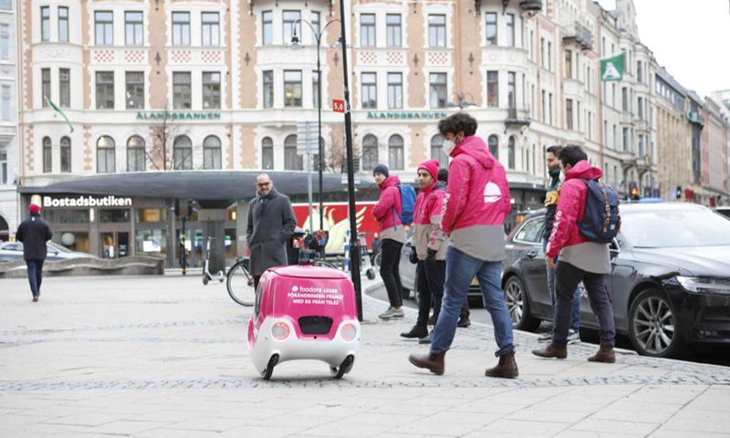 Doora, a self-driving home delivery robot, is seen during a test run in Stockholm, Sweden, March 11, 2021. (Photo:Xinhua) 