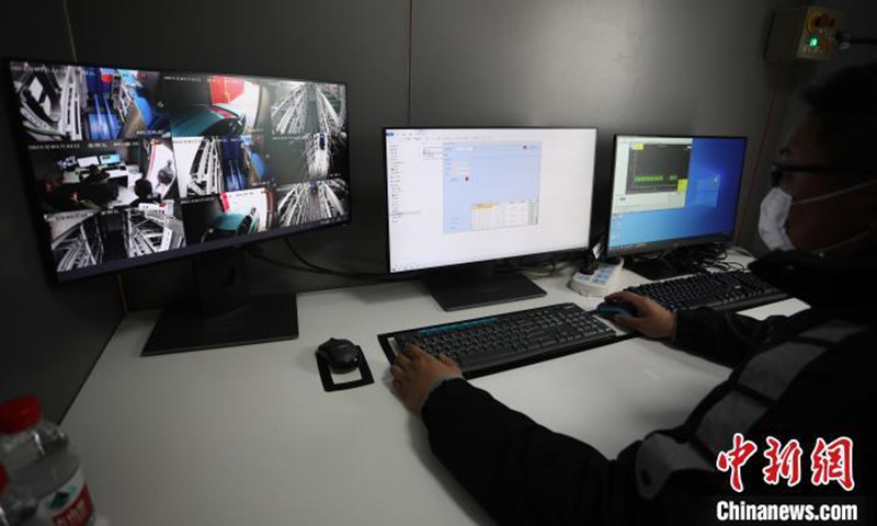 A staff at the battery-swapping station monitors the whole process through video and data, March 12, 2021.Photo:China News Service