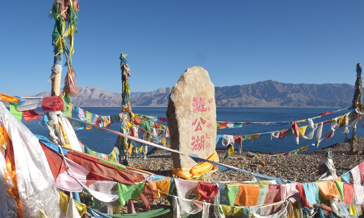 A general view of the shores of Bangong Lake, known as Pangong Lake in India on October 10, 2017 Photo: VCG