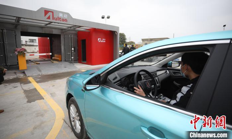 Photo shows the process of an electric vehicle swapping battery at the first EV battery-swapping station in Shanghai, March 12, 2021.Photo:China News Service
