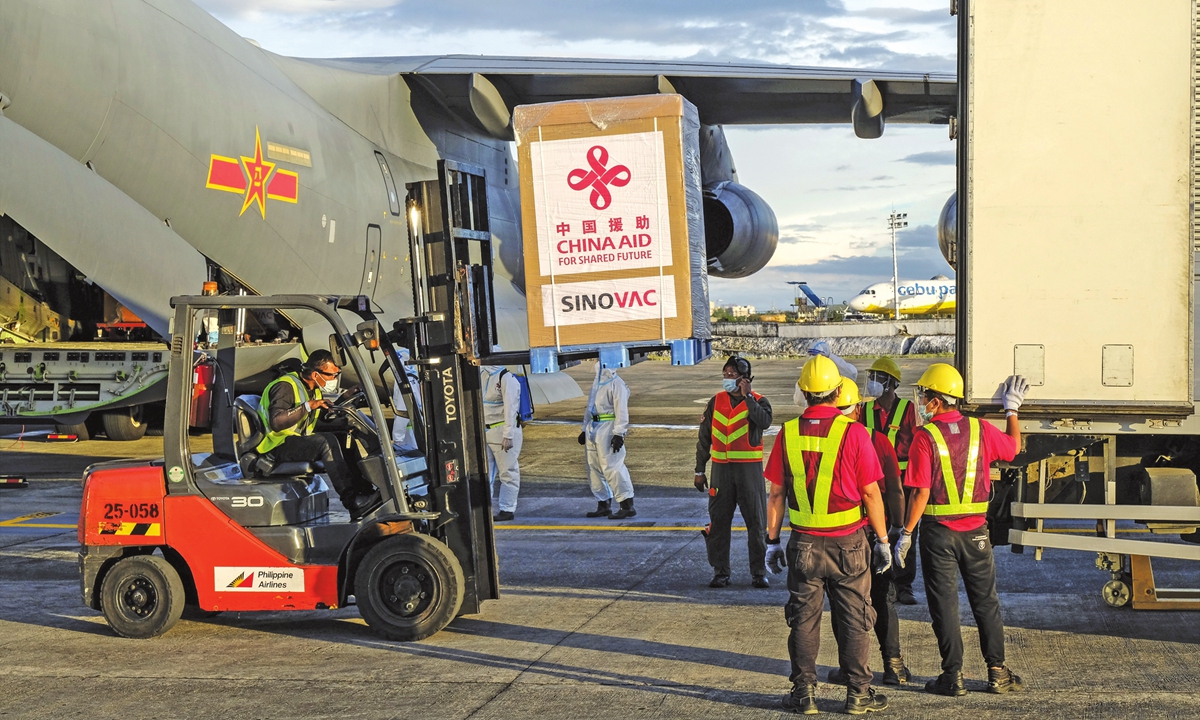 Ground crew load packages of the first shipment of Sinovac Biotech coronavirus vaccine onto a truck at the Villamor Airbase in Pasay City, Manila. Photo: VCG