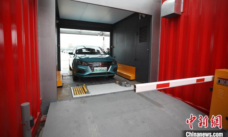 Photo shows the process of an electric vehicle swapping battery at the first EV battery-swapping station in Shanghai, March 12, 2021.Photo:China News Service