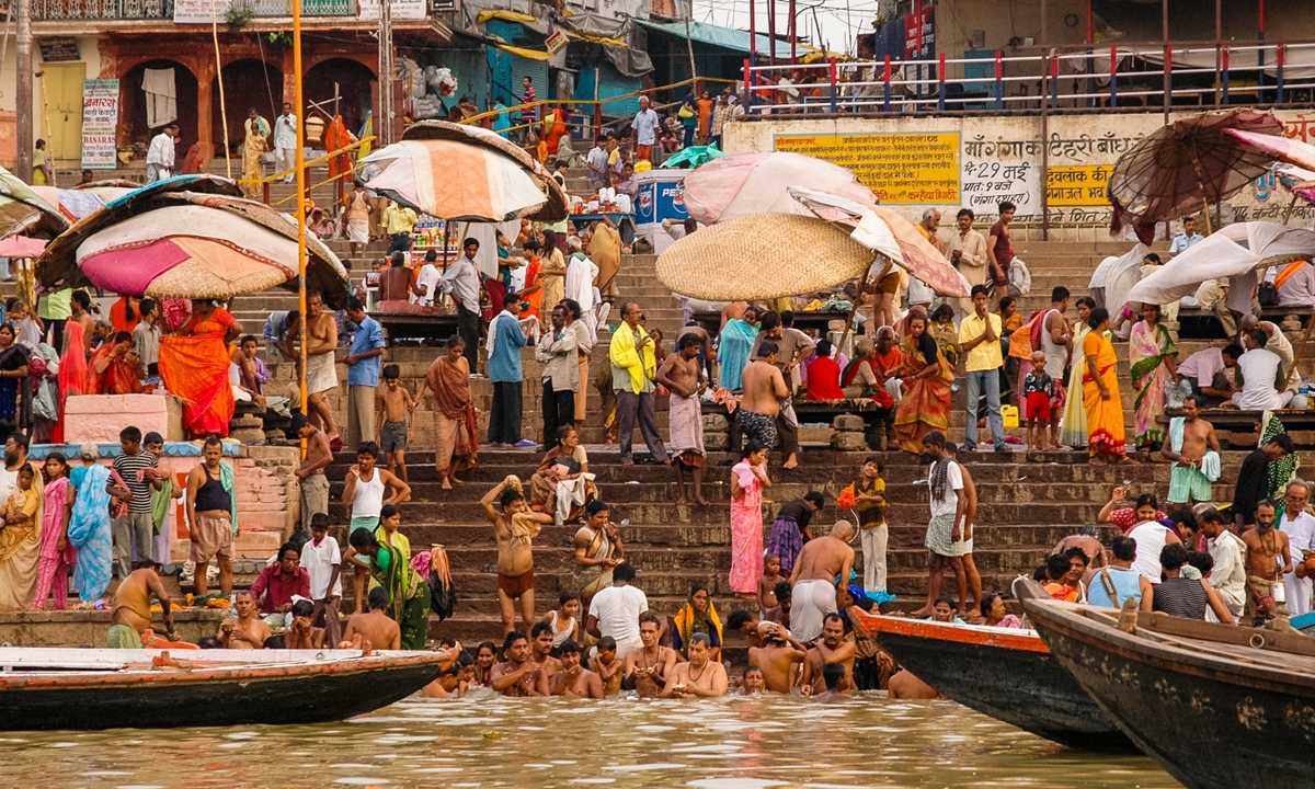 Indian people are in the Ganges. Photo: CFP