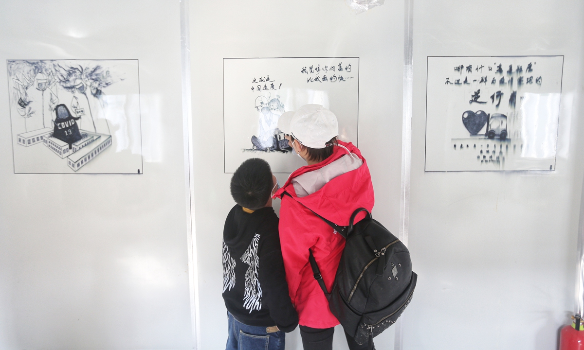  A mother on Sunday brings her son to Leishenshan Hospital, where she used to work. Photo: Cui Meng/GT

