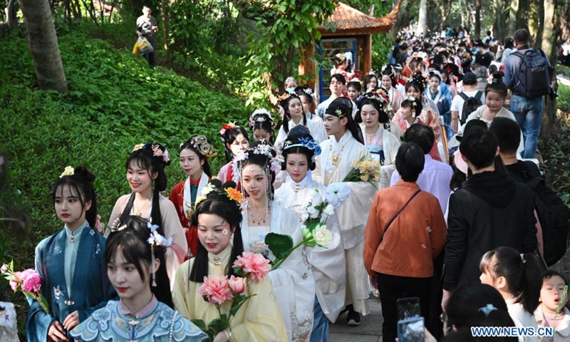 People in traditional costumes celebrate Hua Zhao Jie, or the traditional Flower Festival, at the West Lake Park in Fuzhou, southeast China's Fujian Province, March 14, 2021. A series of activities, such as offering sacrifice to the spring flowers, are held to celebrate the festival in Fuzhou on March 13-14.(Photo: Xinhua)