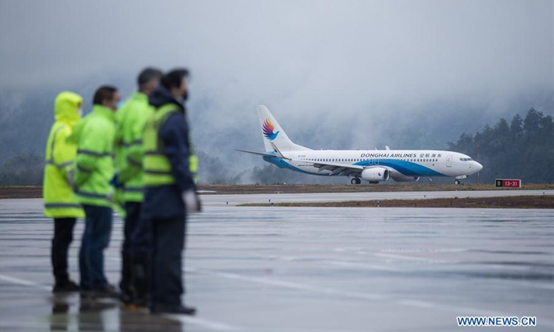 Staff members wait for a landing plane at Wudangshan Airport in Shiyan, central China's Hubei Province, March 29, 2020. Domestic passenger flights resumed operations in Hubei Province, which was once hit hard by COVID-19 pandemic, except in the Wuhan Tianhe International Airport.(Photo: Xinhua)