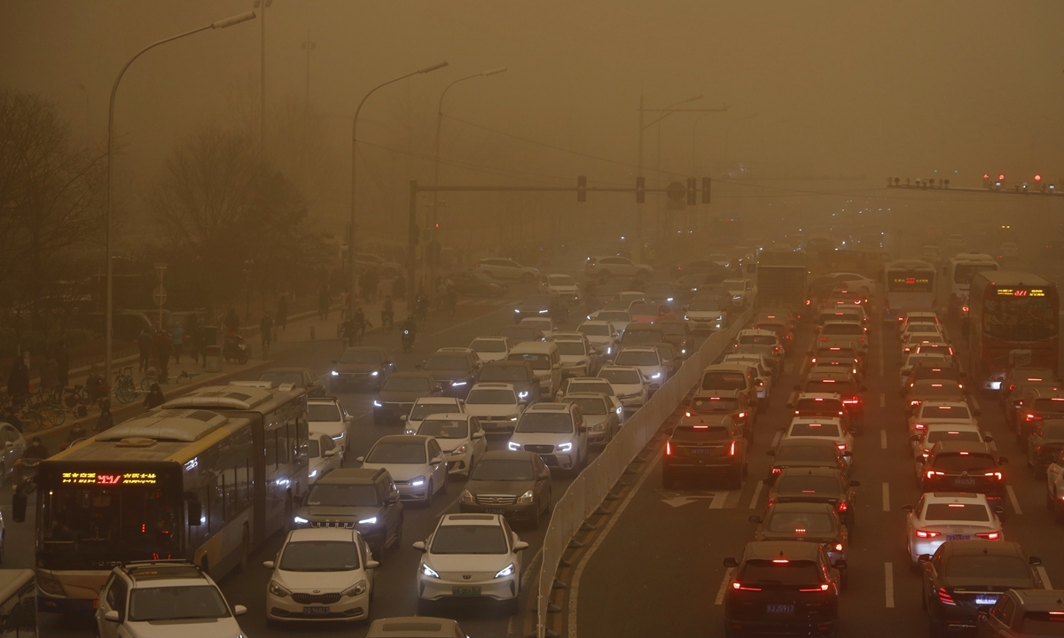 Miasto Pekin wydało żółte ostrzeżenie o burzy piaskowej, ponieważ silna burza piaskowa dusiła stolicę i inne północne regiony Chin w poniedziałek rano.  Agencja meteorologiczna nazwała to