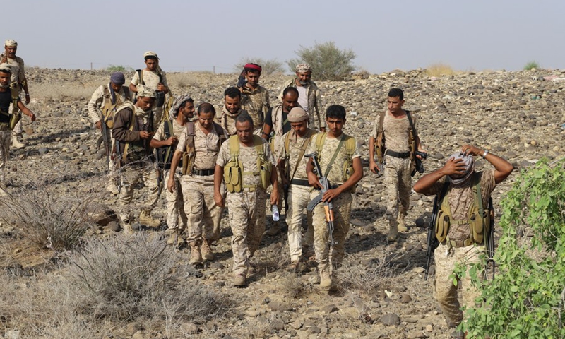 The picture taken on March 12, 2021 shows soldiers of the Yemeni government marching forward as they are launching an offensive against the Houthi rebels in Abs district, Hajjah Province, north Yemen.(Photo: Xinhua)