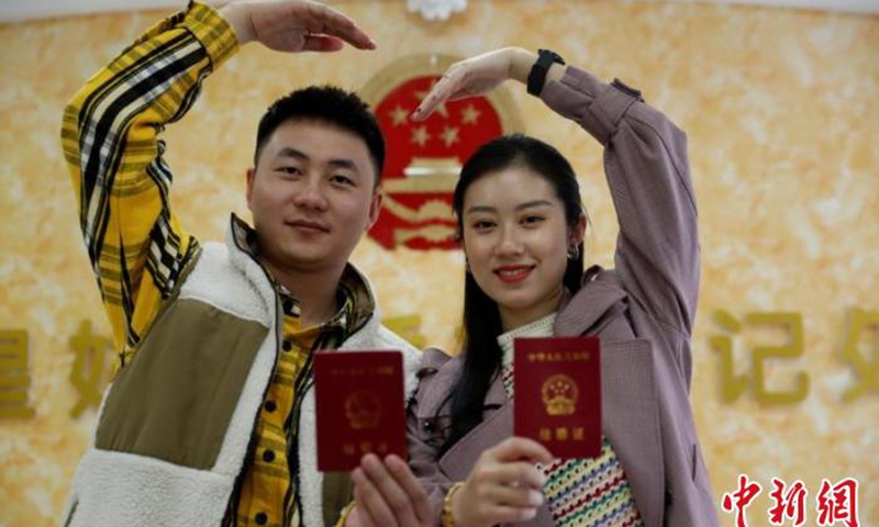 A newly wedded couple register for marriage in Shenyang, Northeast China's Liaoning Province on March 14, 2021. Photo: Chinanews.com