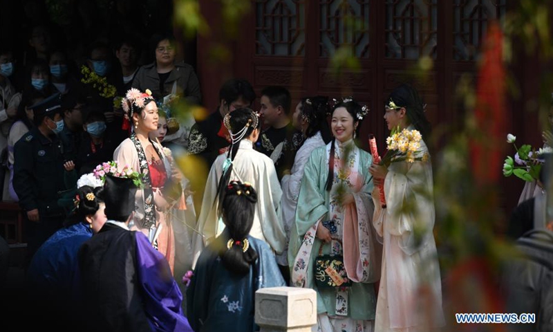 Women in Han-style costumes celebrate Hua Zhao Jie, or the traditional Flower Festival, at the West Lake Park in Fuzhou, southeast China's Fujian Province, March 14, 2021. A series of activities, such as offering sacrifice to the spring flowers, are held to celebrate the festival in Fuzhou on March 13-14.(Photo: Xinhua)