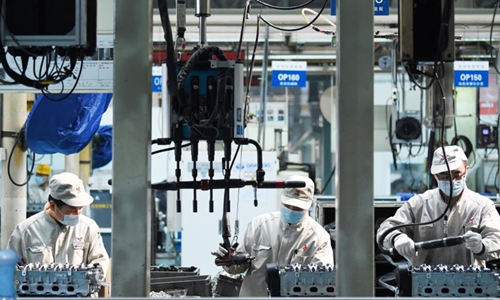 Des gens travaillent dans un atelier de Harbin Dongan Automotive Engine Manufacturing Co., Ltd. dans la province du Heilongjiang, dans le nord-est de la Chine, le 25 février 2021. En janvier 2021, les ventes de produits et le chiffre d'affaires de l'entreprise ont augmenté respectivement de 10,79% et 18,34% d'une année sur l'autre. .  (Xinhua / Wang Jianwei)