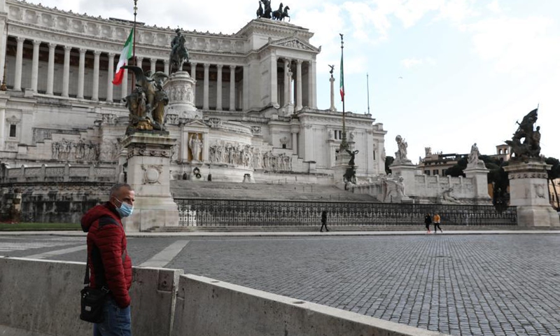 A man wearing a face mask stands at the Piazza Venezia in Rome, Italy, March 15, 2021. Italy entered into a new period of semi-lockdown on Monday, with over half of its 20 regions falling into the red zone and subject to the maximum level of restrictions.(Photo: Xinhua)